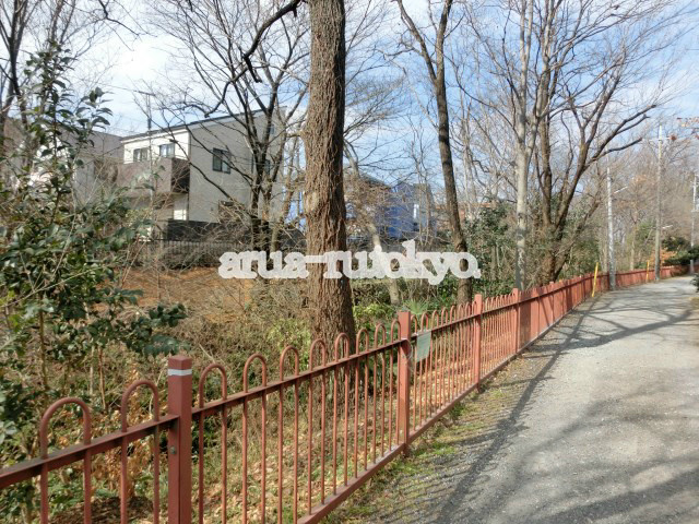外観画像：建物の北側は玉川上水