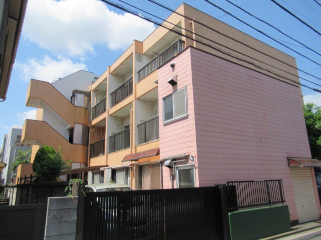 人気エリア【東急裏】から1Kマンション【高田マンション】が6月30日退去します!3階のお部屋です!家賃74000円、管理費2000円です!CATVインマルーム導入済みでネットWiFi120Mが無料で使用可能でコスパもいい感じです!見学可能は7月1日からとなりますのでぜひ興味がればご覧下さい!