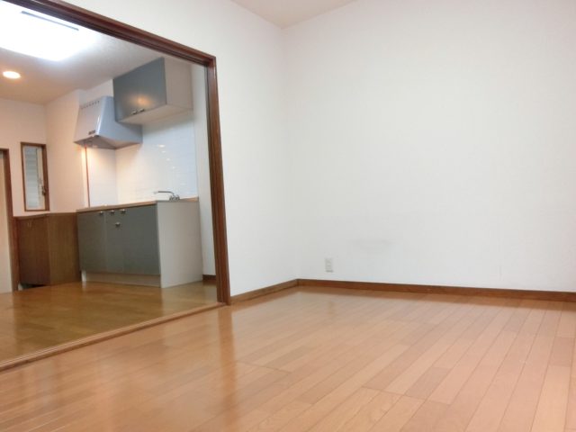 解約きました!8月28日退去です!【メゾンカトレア】武蔵野市吉祥寺南町です!ありそうでなかなかない間取りですね!キッチン広めのタイプです。キッチンはIHコンロ2コです。バストイレ別で家賃60000円、管理費込みです!ネットもJ-COM40M無料で即使えます!後は吉祥寺駅徒歩10分でこの条件です!