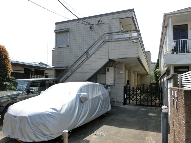 3月28日退去で入居は4月中旬予定。当社専任物件【パークコート】吉祥寺徒歩7分の旭化成ヘーベル施工のBT別１Kアパートの募集です！家賃68000円、共益費2000円の合計70000円です！2023年11月にお風呂、キッチンなど新品に交換しました。就職でなくなくお引越しとなりました！井の頭公園も200Mで歩いてすぐです！アクセスも便利です！毎日のお散歩は井の頭公園はいかがでしょうか。閑静な住宅街で建物の前は平屋のおかげで日当りも良好です。入居時期待てるなら待った方がいいと思うぐらいの物件ですのでご興味あればぜひお問い合わせ下さい！