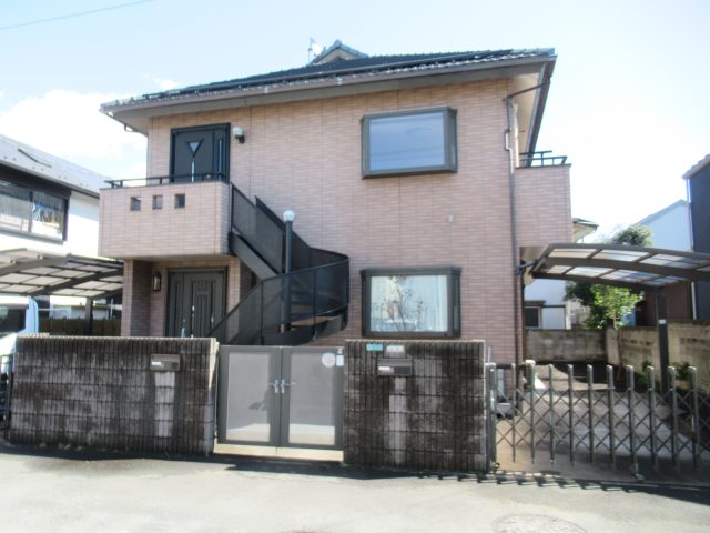 当社管理の【緑町3丁目戸建】です!即入居ですので見学いつでも可です!間取りは2LDK+大型ロフト2カ所の84.99㎡です。広くて明るいお部屋です!お風呂以外は全面改装済みです!駐車場1台付きで大型車も余裕で入ります!小学校区は大野田小学校となります!さらにペット可でもあります!武蔵野総合体育館も近いので施設利用にも便利です!定期借家契約3年の再契約型(再契約料1ヶ月)となります!スーパーいなげやも近いので買い物にも不便しますせん!ぜひご覧下さい!