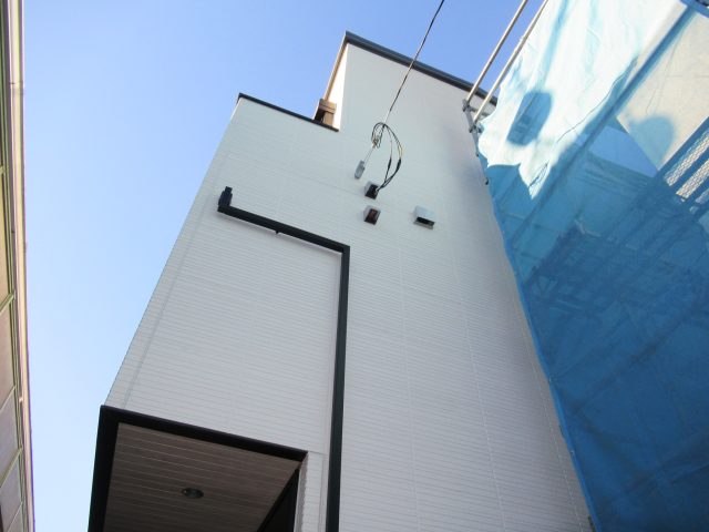 3月23日引き渡し予定の新築戸建て募集中です!家賃330000円(P1台付き・サイズは中型サイズになります)です。吉祥寺駅徒歩8分です!ミサワホーム施工の戸建てです!収納豊富で蔵収納(高さ110㎝)も6.2帖(ここは専有面積に入ってません)あり!賃貸ではなかなかないタイプです!案内は事前予約頂ければ可能ですのでおお問合せ下さい!室内は完成しております!