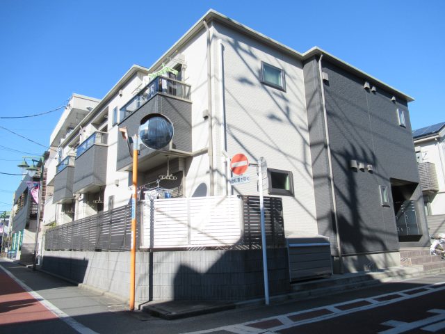 吉祥寺駅から中道通り沿いで12分!プルメリア吉祥寺、またまた祝ご結婚にて2月23日解約となりました!3連続結婚でのご解約のお部屋です!2階南西角部屋になります!入居は3月15日からとなります!社会人限定となります!退去前に決まってしまう可能性が高いお部屋ですので気になる方はお早めにご連絡を頂ければと思います!現在、先行契約優先での募集になります!