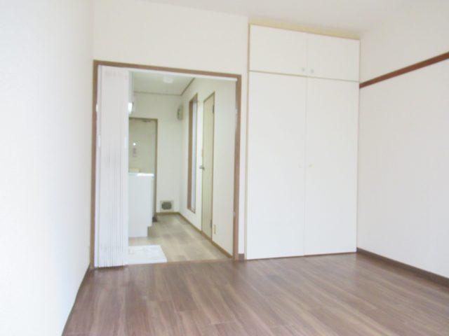 三鷹駅徒歩3分、当社専任【コスモスハイツ】綺麗にリフォーム仕上がりました!ペットも相談できる1Kです!家賃65000円、管理費込みで募集中です!これだけ駅から近いと便利すぎて離れられなくなってしまうかもしれません!いつでも見学可能ですので是非ご覧下さい!