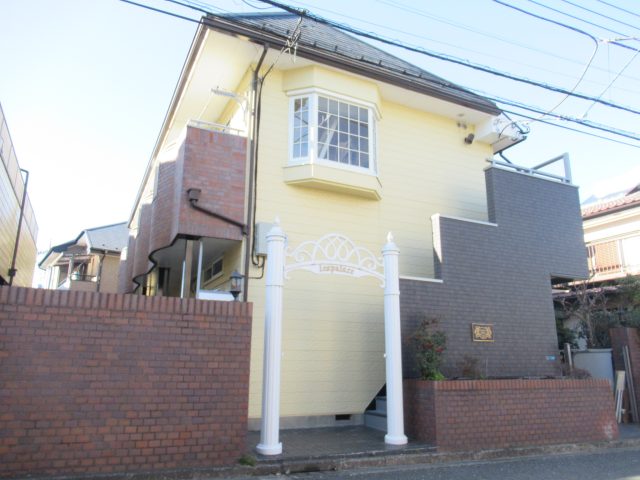 解約頂きました！3月31日退去で4月11日から入居可です！3月末までの入居に間に合わないですが待つ価値あります！当社専任物件【レオパレス田無第2】田無駅5分！１Kタイプのロフト付きで家賃据え置きの36000円、管理費2000円です！しかもネットは320Mコースが無料で即使えます！ネット代無料で考えるとコスパも最高です！駅前なので何かと便利！とても生活環境に恵まれてます！1階角部屋です！現在先行契約優先での募集となっております！ご興味あればぜひご検討下さい！