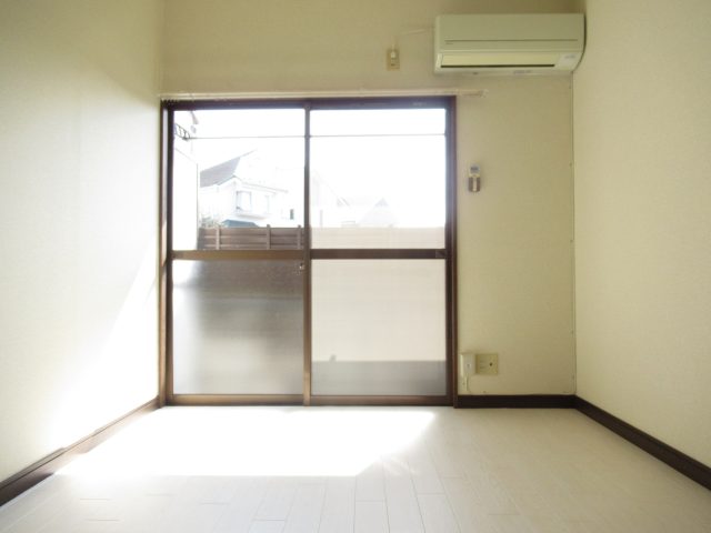 三鷹市牟礼から【プラムシティ】リーズナブルな家賃で一人暮らしを始めてみませんか？杏林大学まで徒歩で10分ほどです！家賃40000円、管理費なしです！今回、床もホワイト調に張替ましてさらに明るいお部屋となりました。即入居可です！今がチャンスです！